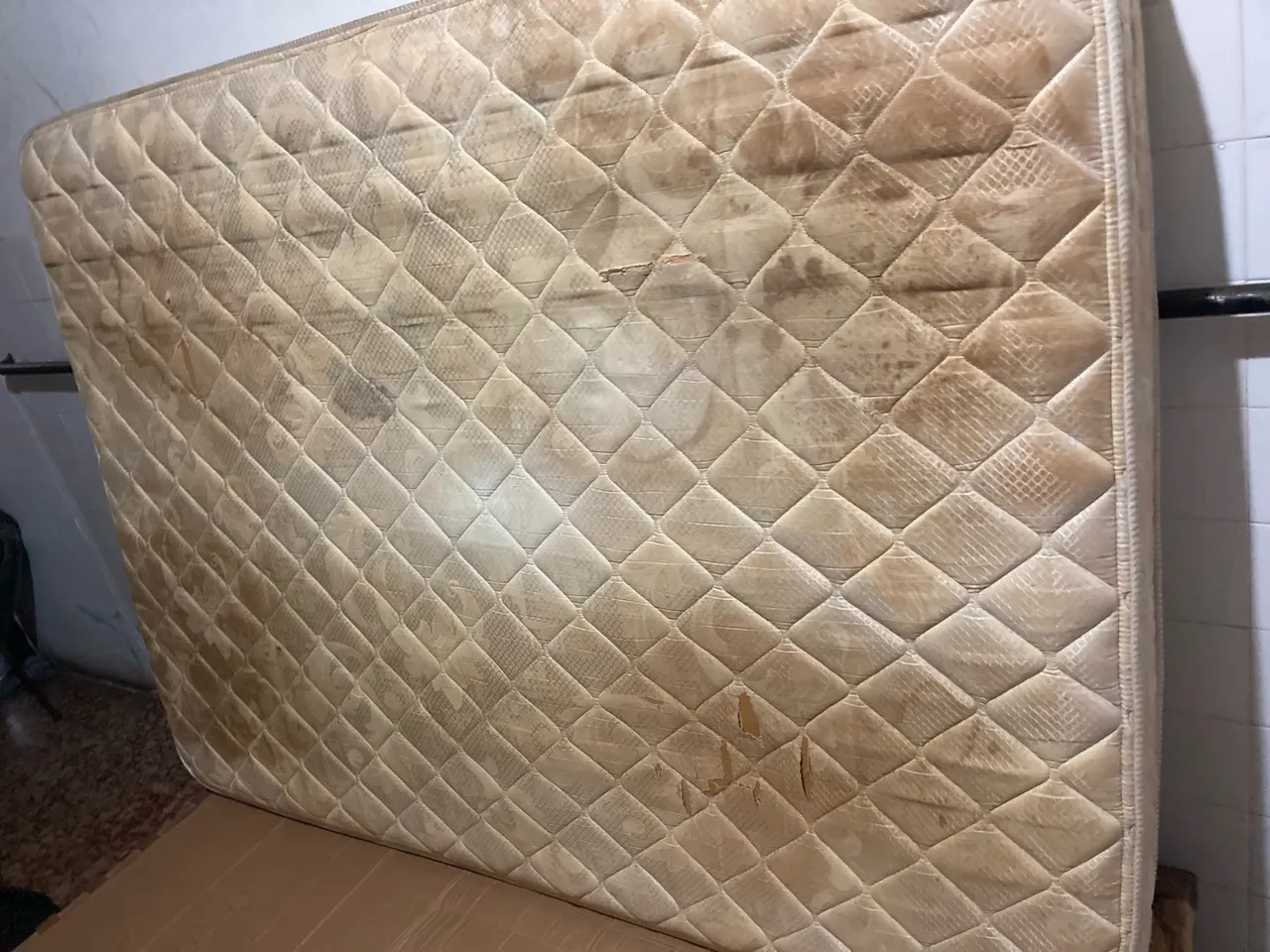 Colchão Usado - Necessita de Limpeza