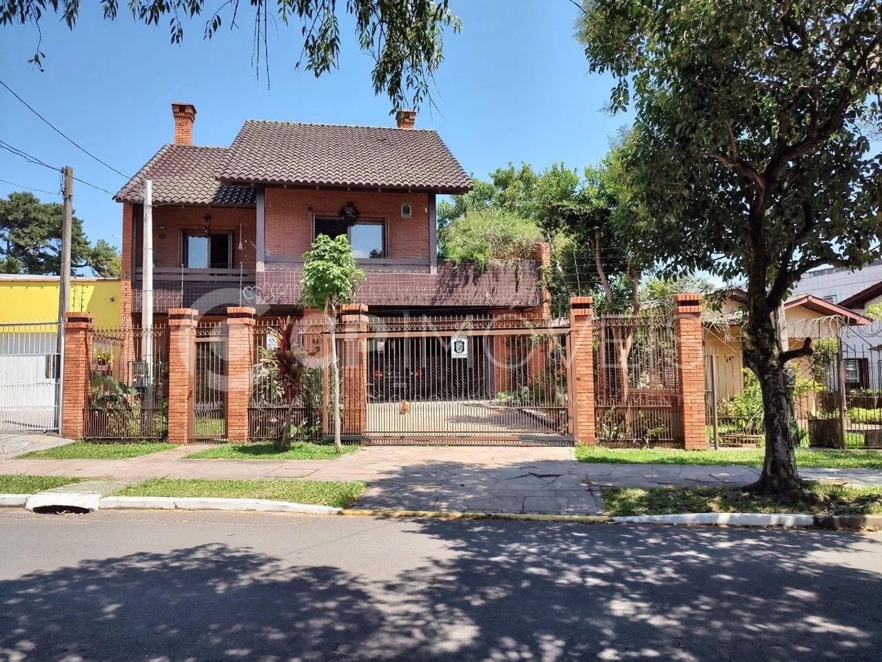Casa/Sobrado em Porto Alegre, no bairro Jardim Floresta, à venda.