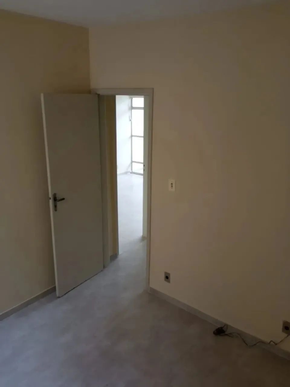 Ótimo apto de 2 quartos com piso porcelanato, sala com sacada com piso porcelanato, banhei - Foto 6