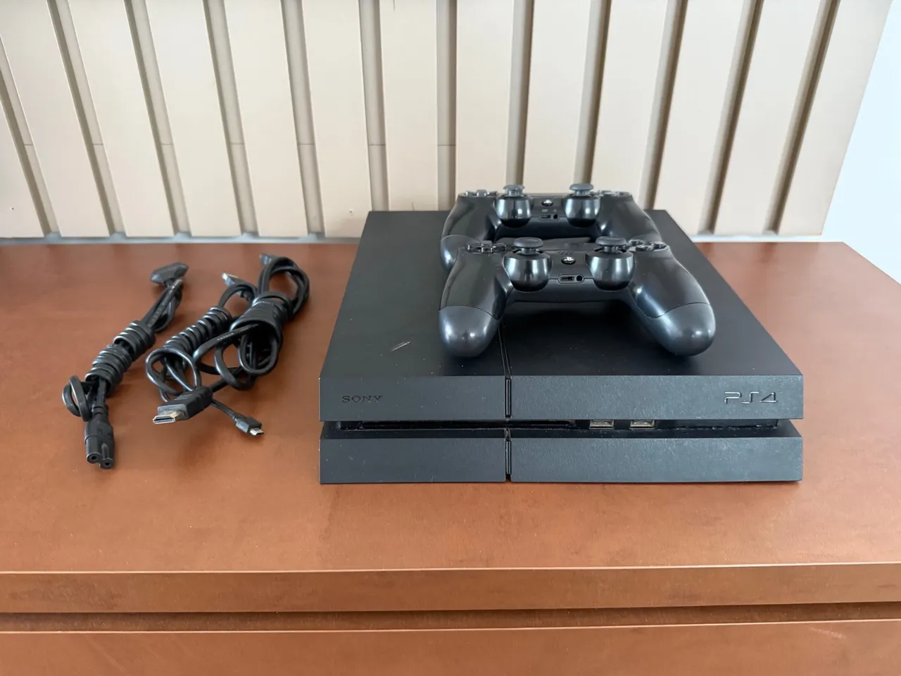 PS4 512GB impecável + 2 controles originais - Pronto para jogar!