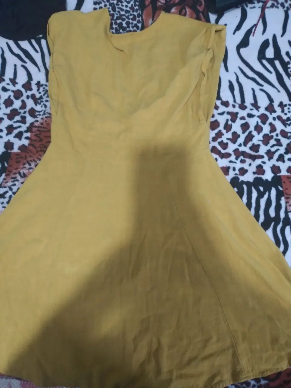 Vestido amarelo com flores brancas - Foto 2