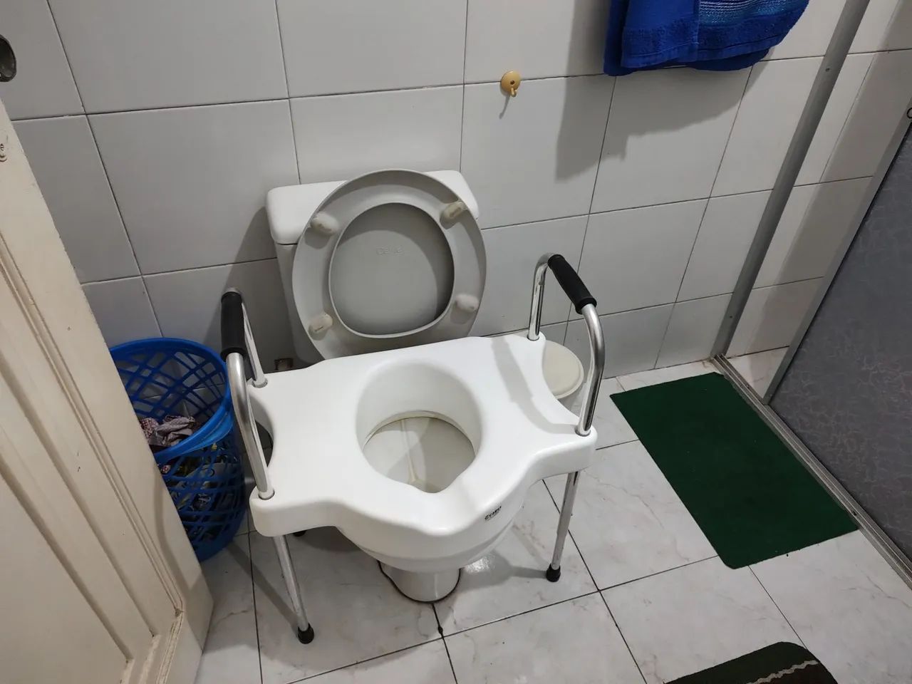 Assento Elevado para Banheiro com Apoio