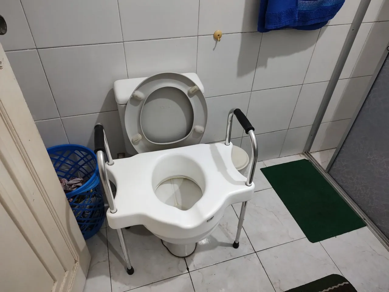 Assento Elevado para Banheiro com Apoio