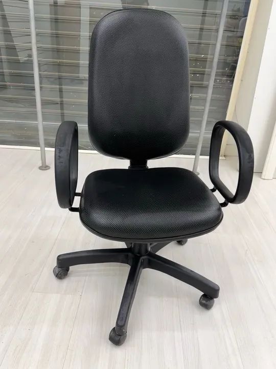 Cadeira de escritório com rodinhas confortável