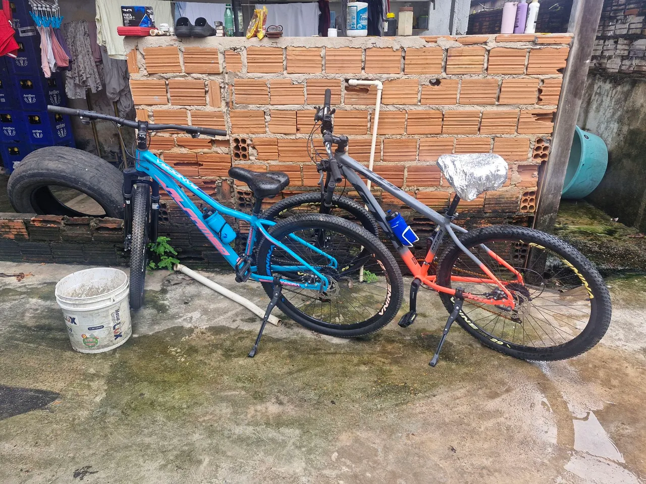 Bicicletas uma Mountain Bike e a outra GTI