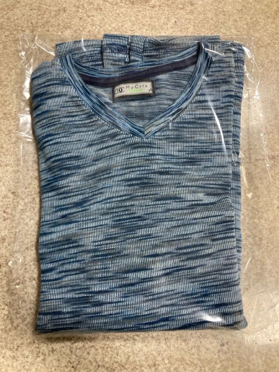 Camiseta Azul com Decote em V