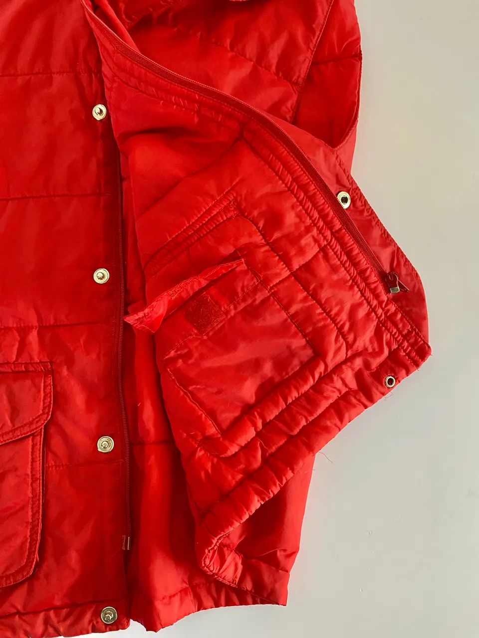 Colete de nylon  tamanho P, com forro macio, bolsos externos e internos - Foto 2
