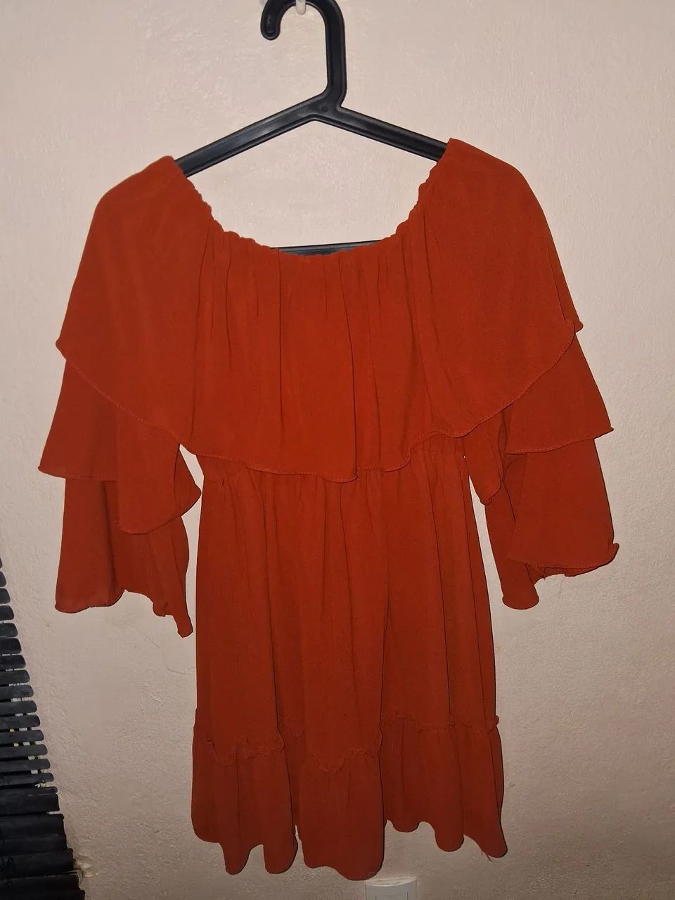 Vestido em camadas na cor coral