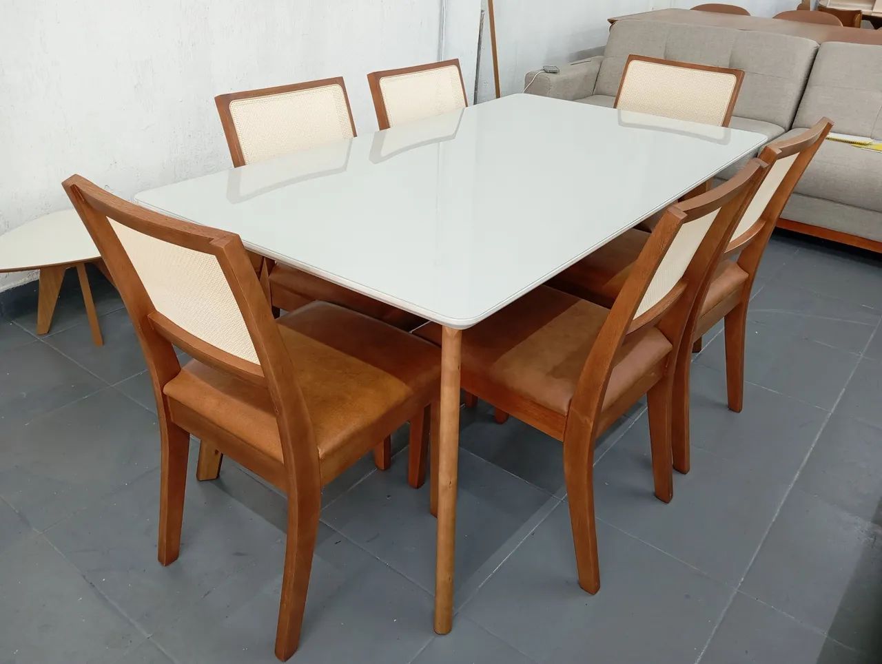 Mesa com cadeiras de madeira maciça moderna e atual 