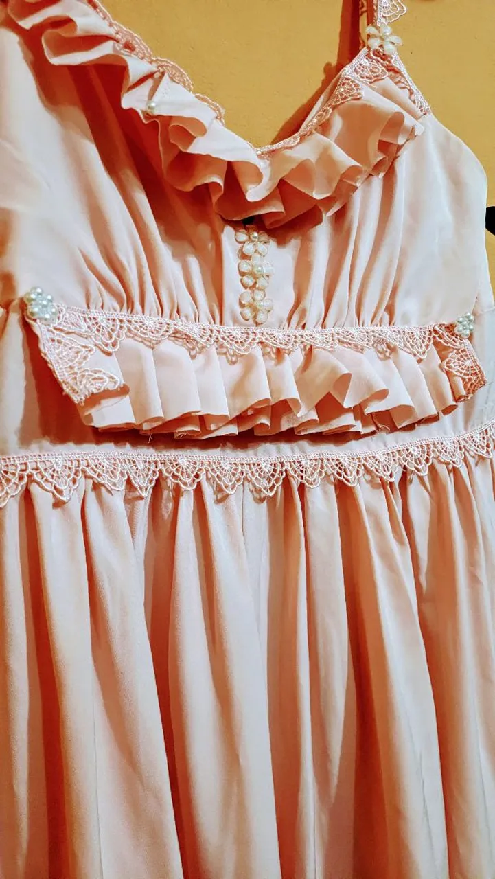 Vestido Rosa Detalhes em Renda e Babados