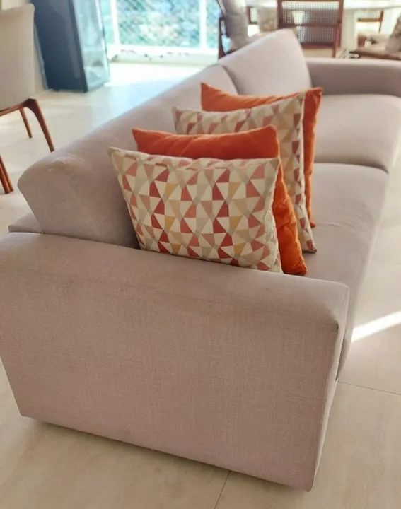 Sofá 2,80m x 0,90m.