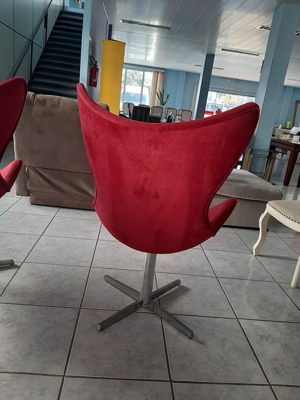 Poltrona Giratória Vermelha Elegante - Foto 2