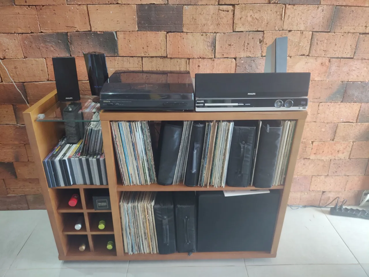 Estante sob medida + toca-discos + home theater completo!
