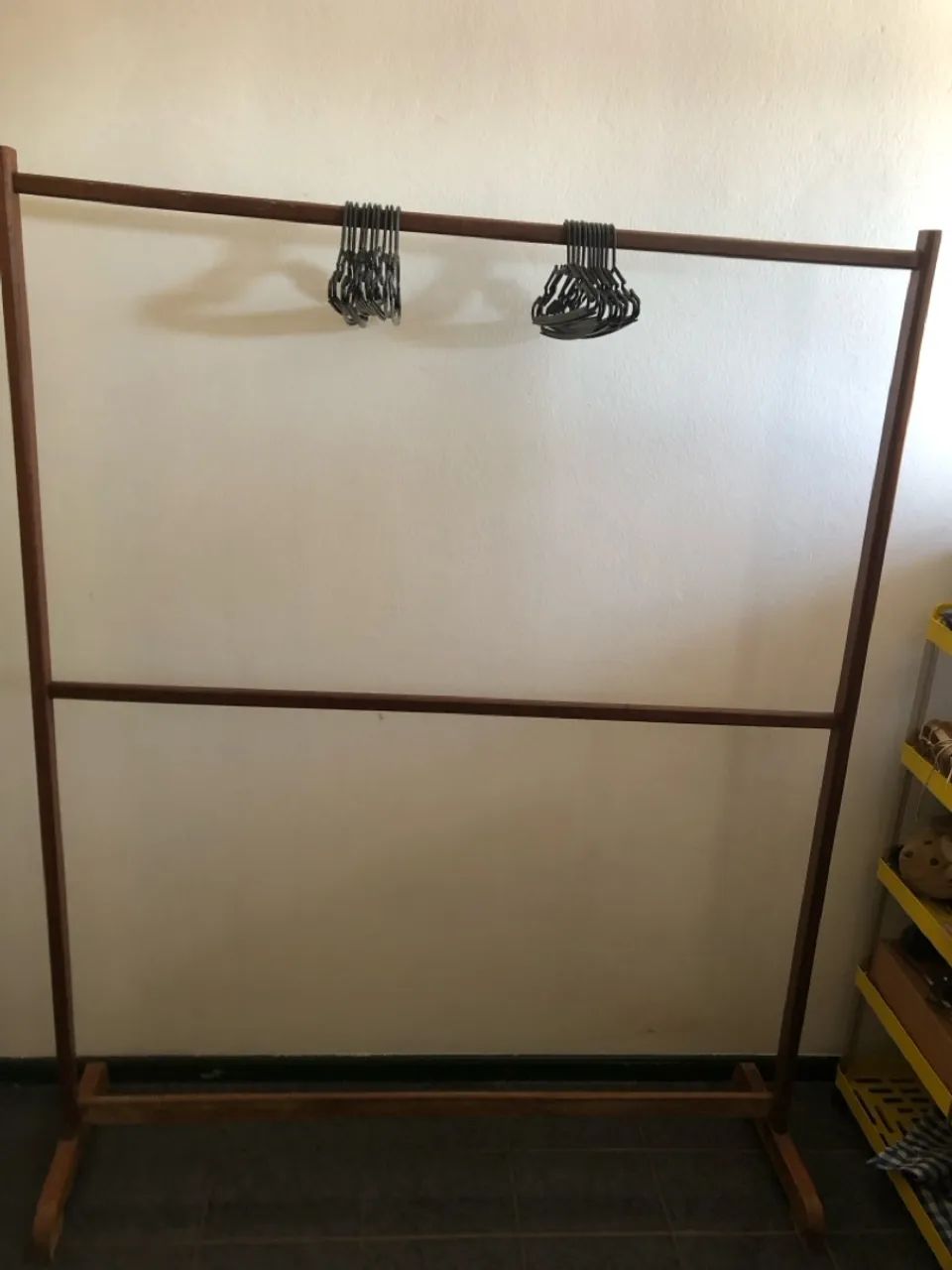 Arara de roupa de madeira - Foto 2