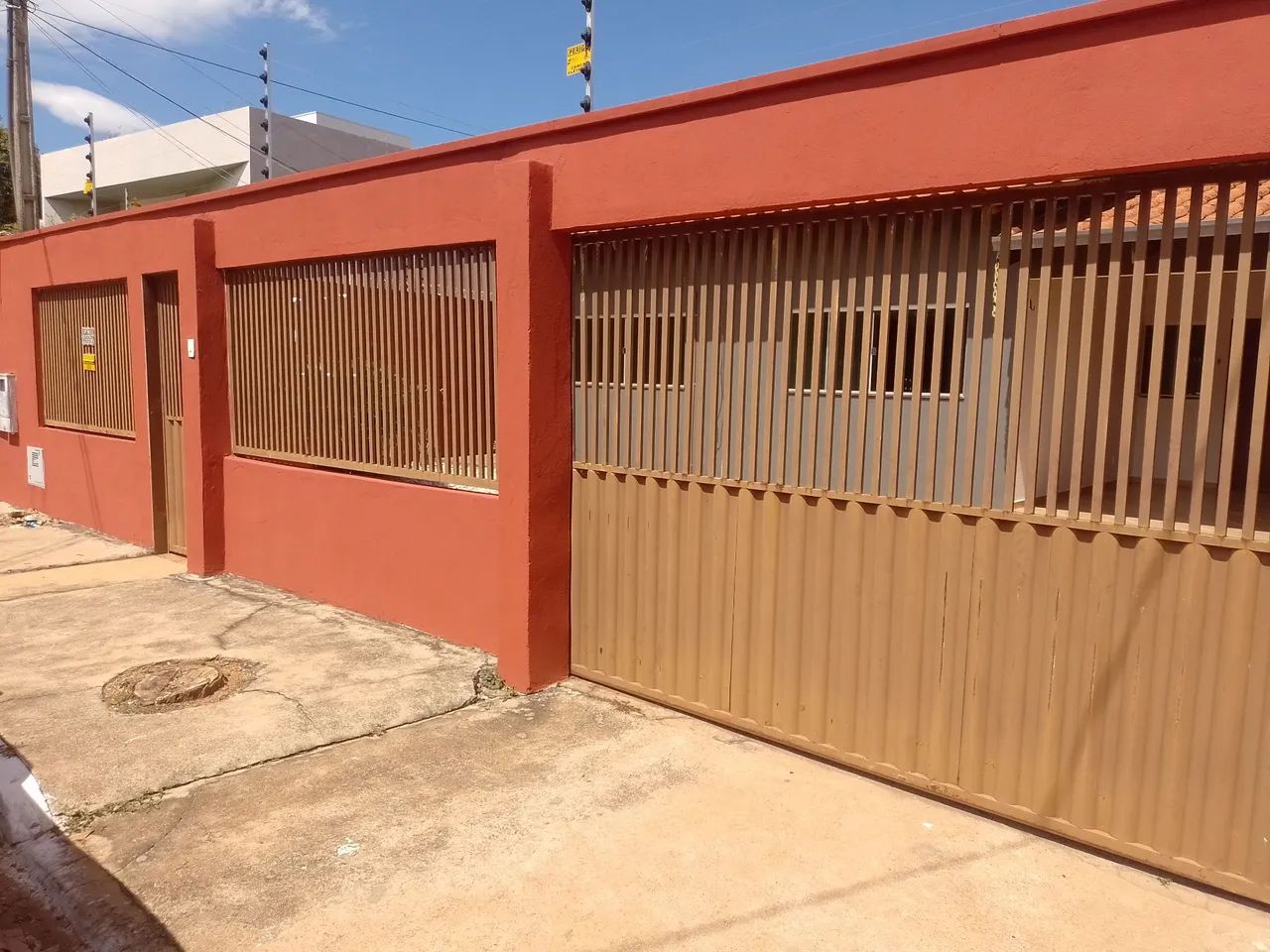 ALUGA CASA 3/4 SENDO 1 SUÍTE 407 SUL FRENTE A PRAÇA 