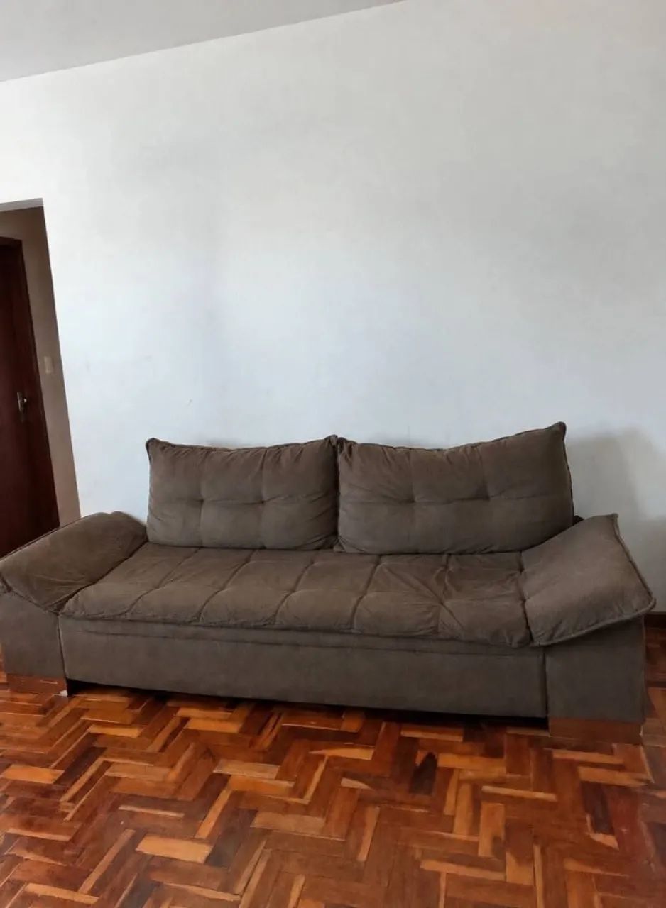 Sofá + Vaso Cromado e Planta