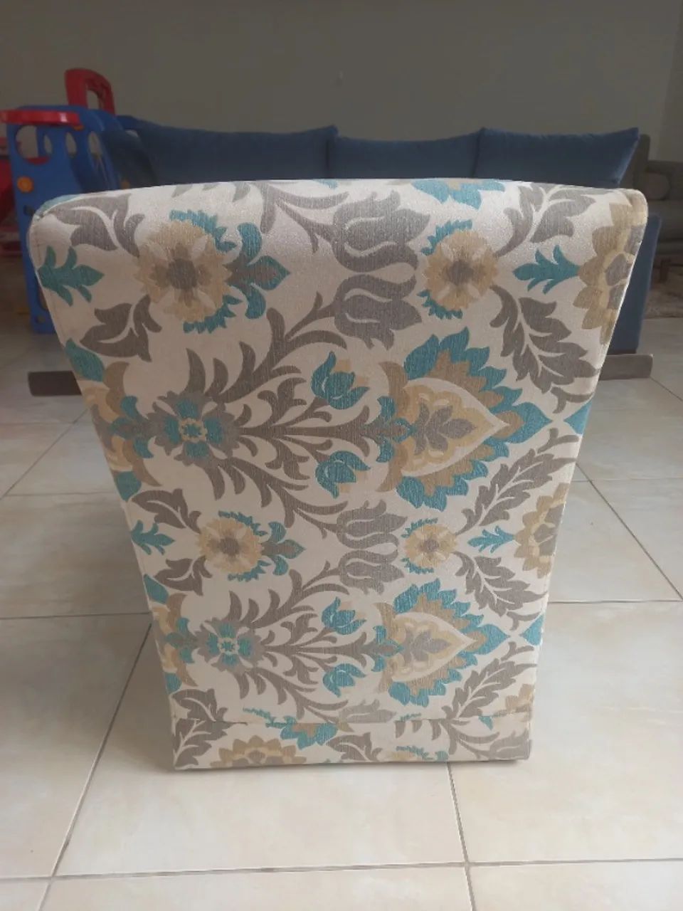 Poltrona em tecido com estampa floral e madeira - Foto 4