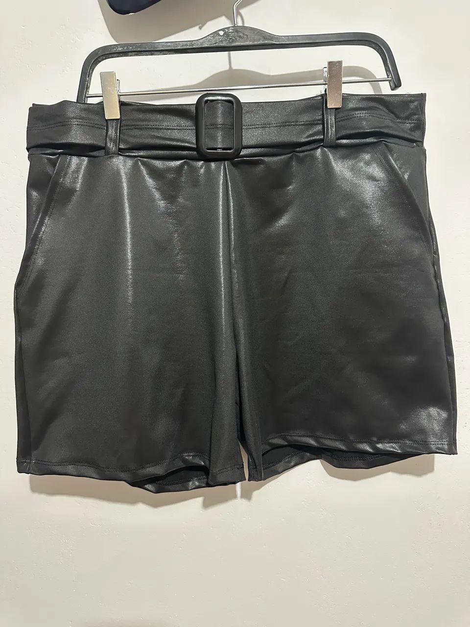 Shorts Couro Fake - Foto 2