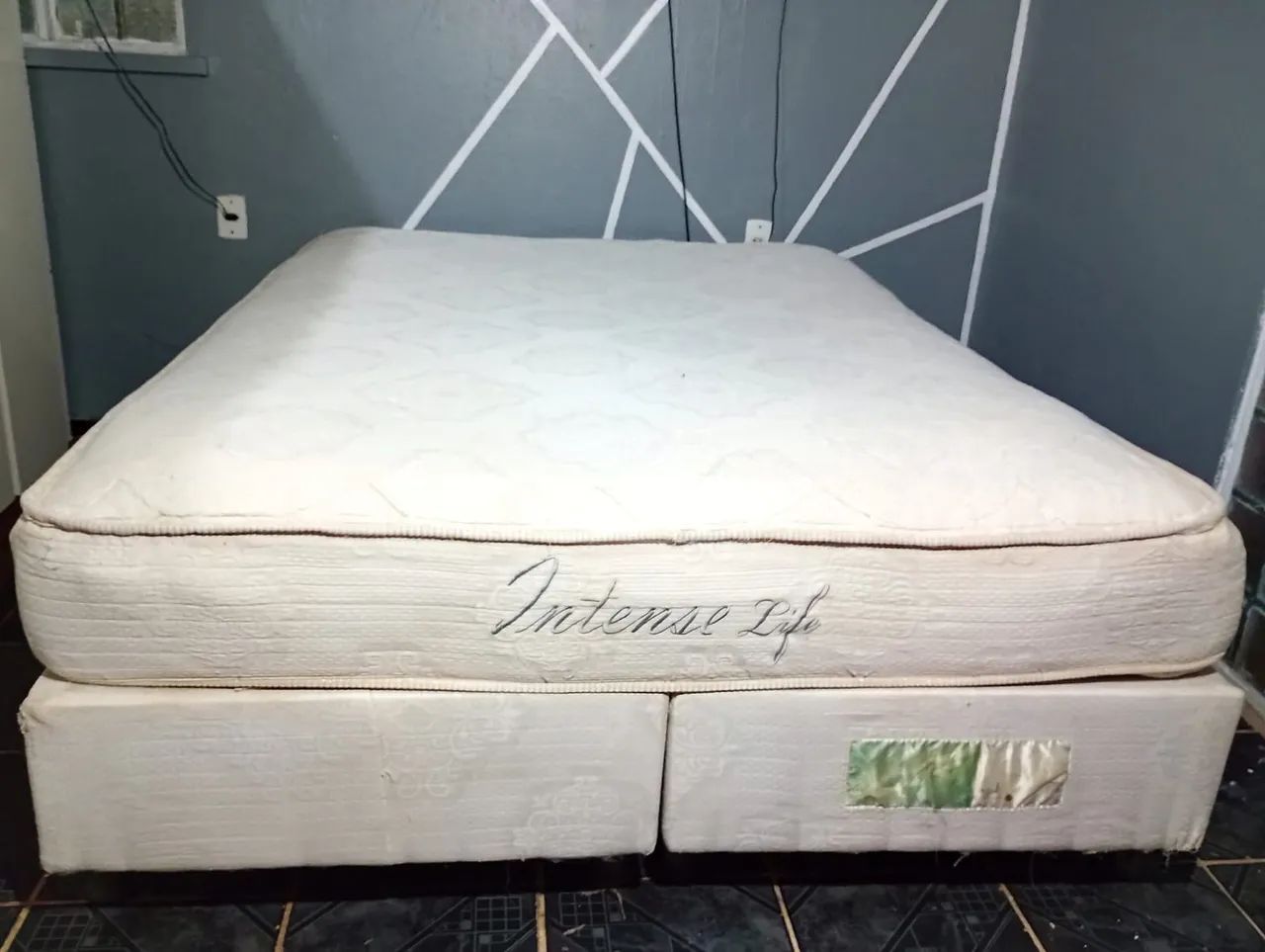 Cama queen size duas bases e colchão de molas confortável e higienizada  - Foto 3