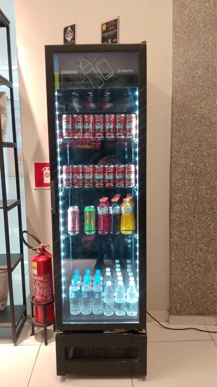 Freezer expositor Metalfrio preto