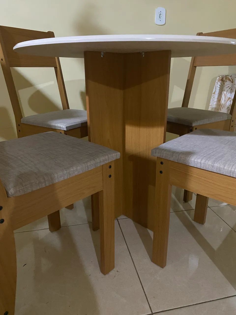 Selling a new dining table set64985887770370124