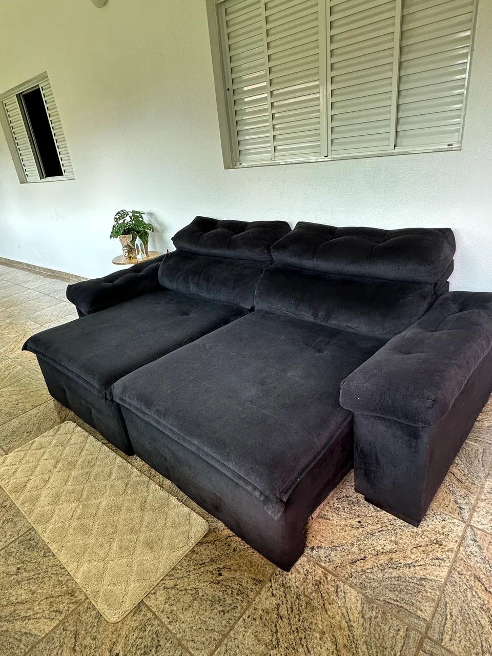 Sofá Retrátil Preto em Ótimo Estado
