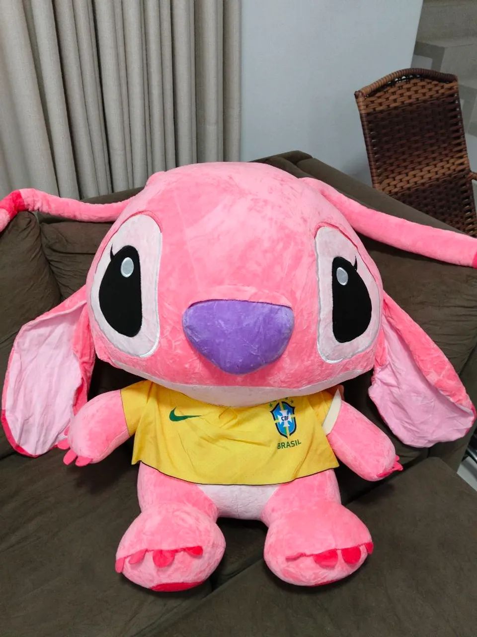 Vendo pelúcia gigante Lilo Stitch rosa em clima de copa com camisa da seleção brasileira  - Foto 4