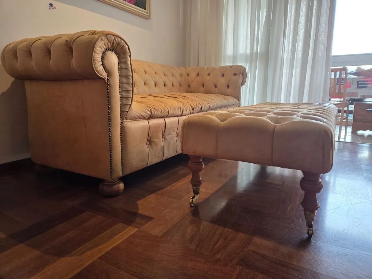 Chesterfield/Capitonê clássico, composto por sofá de 3 lugares + recamier/puff capitonê - Foto 2