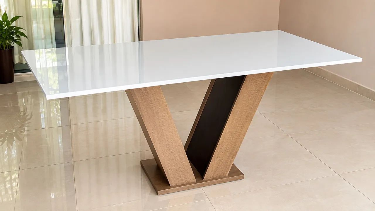 Mesa de madeira com tampo de vidro 