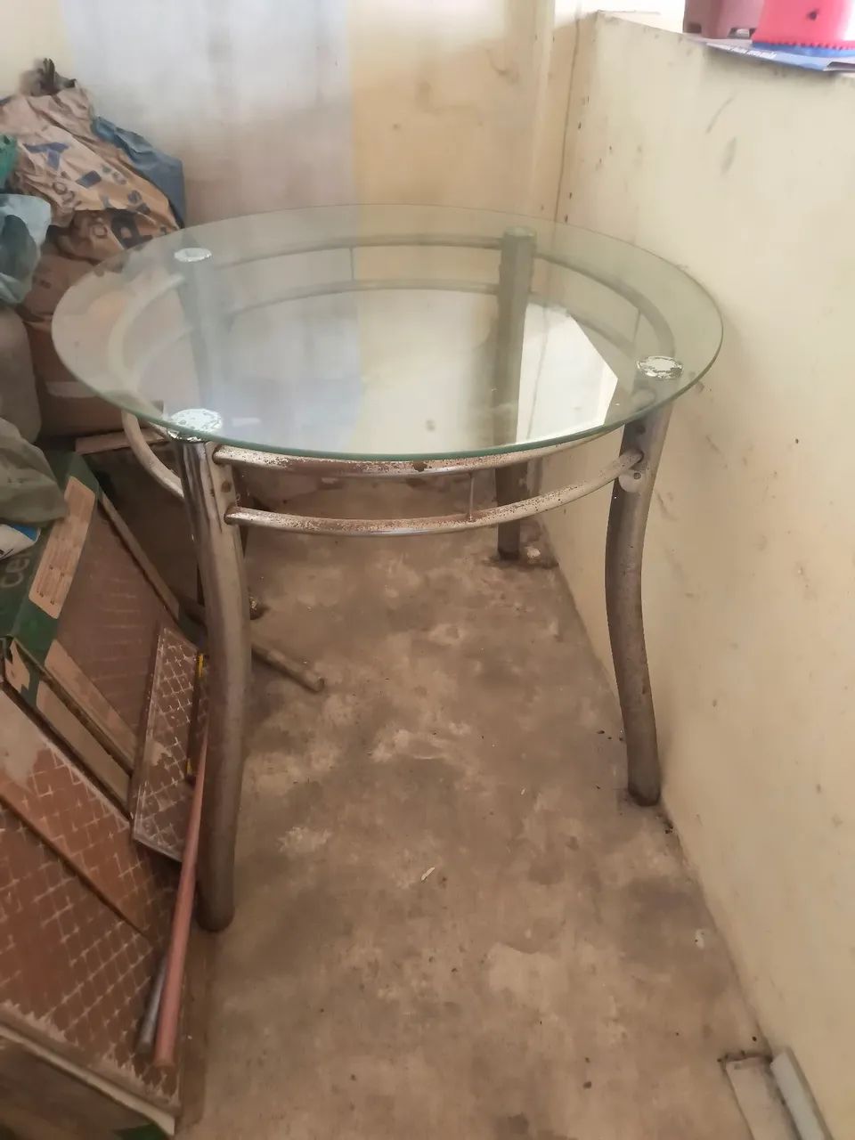 Mesa de alumínio com tampo de vidro 