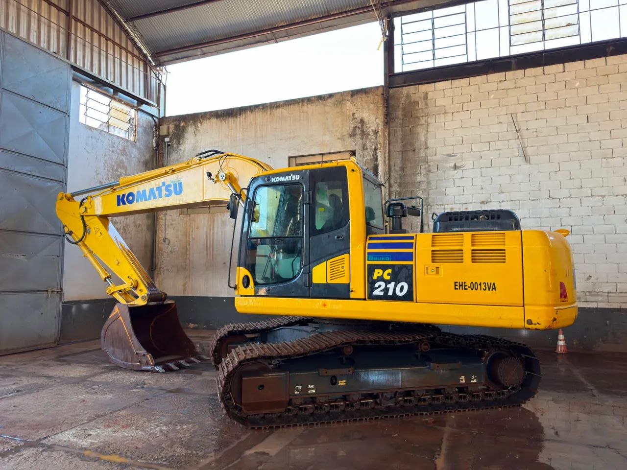 Pc 210 komatsu 3.200hs impecável 