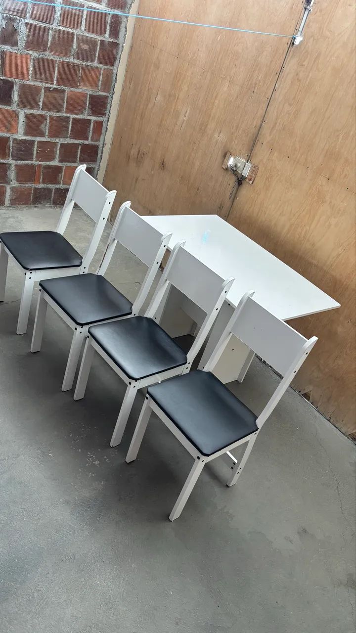 Mesa com 4 cadeiras 