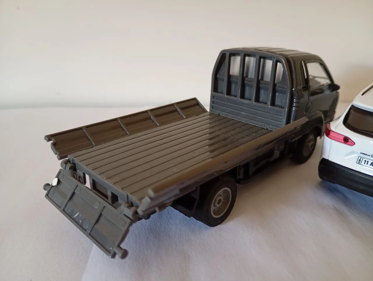 Lote - Miniatura Kia Bongo e Toyota Corolla Cross  - Foto 4