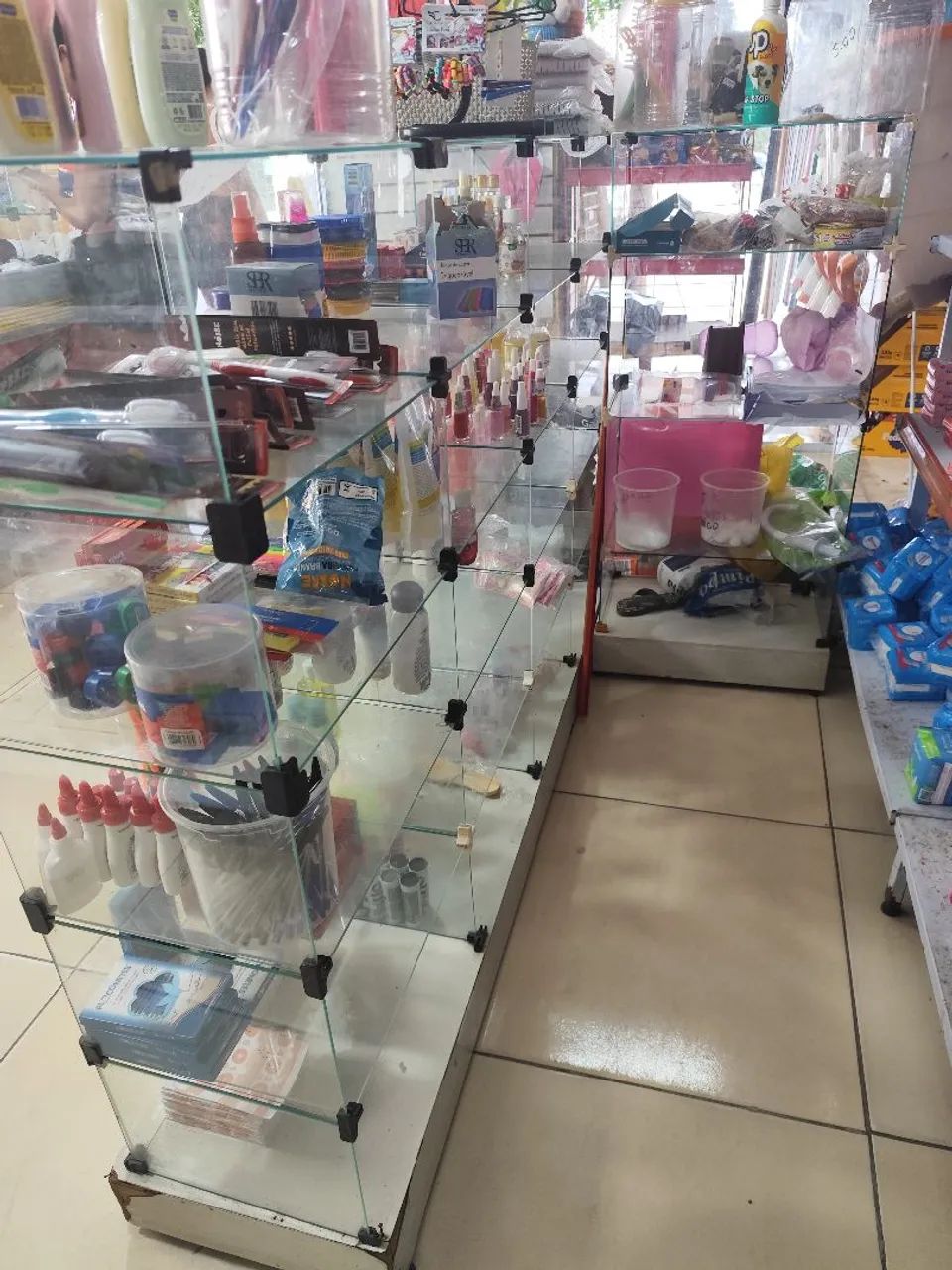 Vitrine com base madeira em perfeito estado  - Foto 2