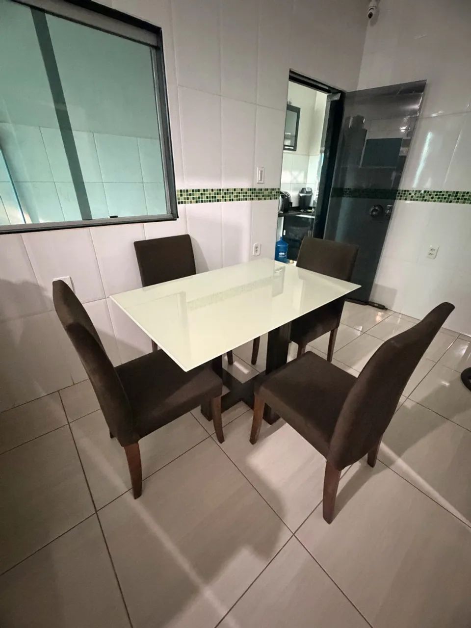Painel + mesa com 4 cadeiras - Foto 2