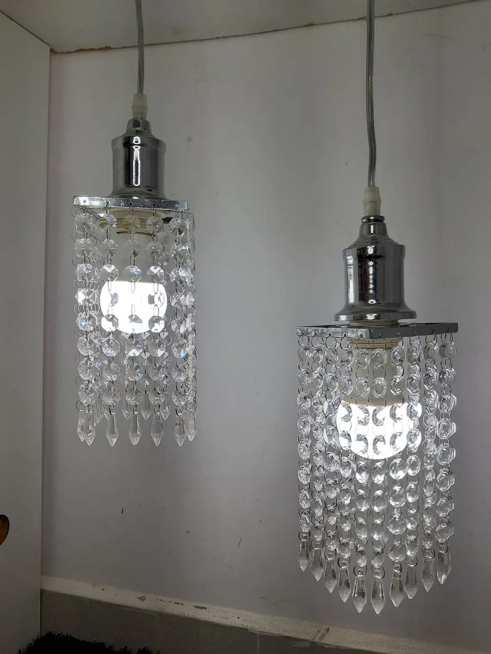 Luminária Pendente com base e acabamento em aço cromado e pêndulos de Cristais