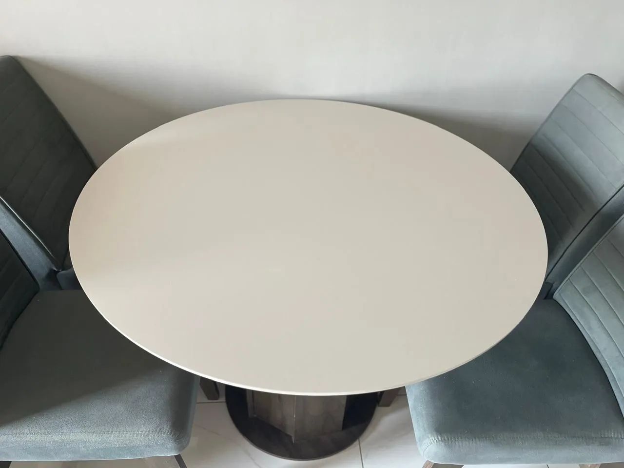 Mesa com 4 cadeiras 
