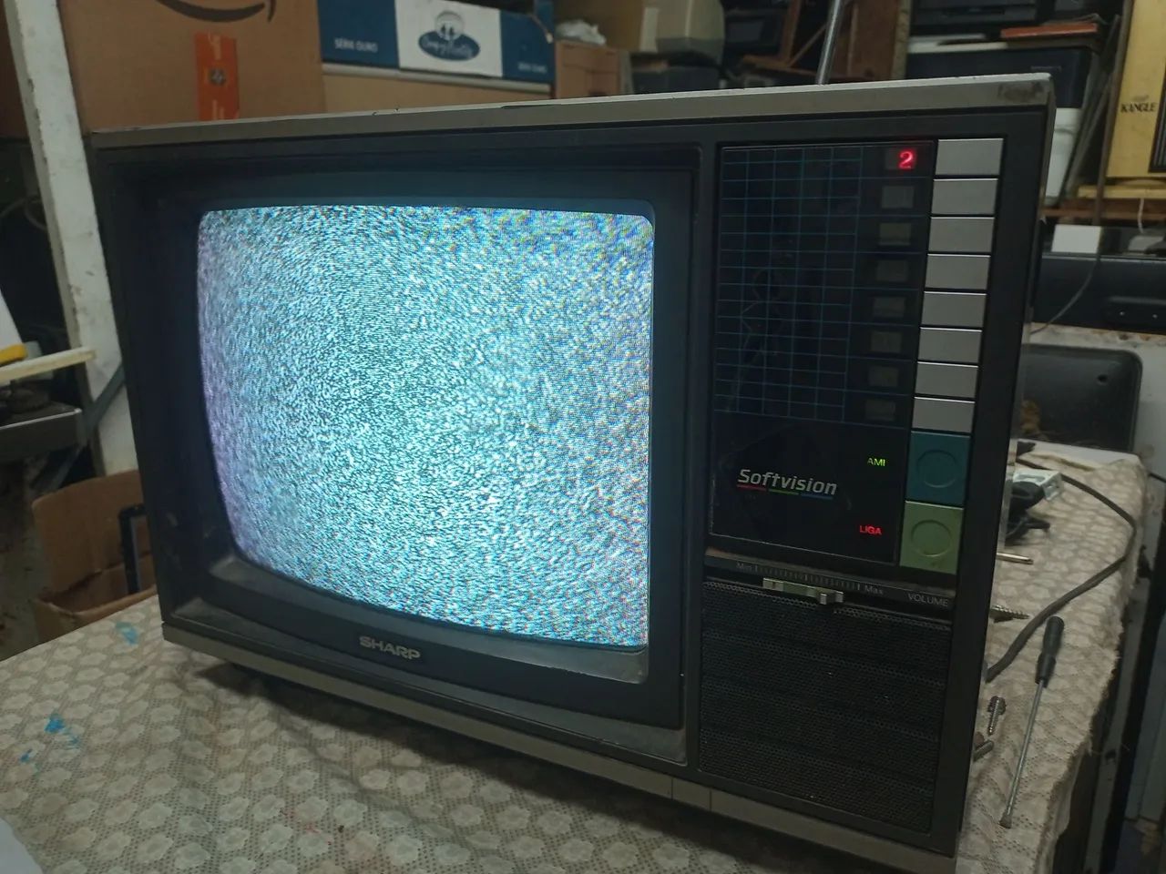 Tv Sharp 17 polegadas antiga (leia o anúncio)