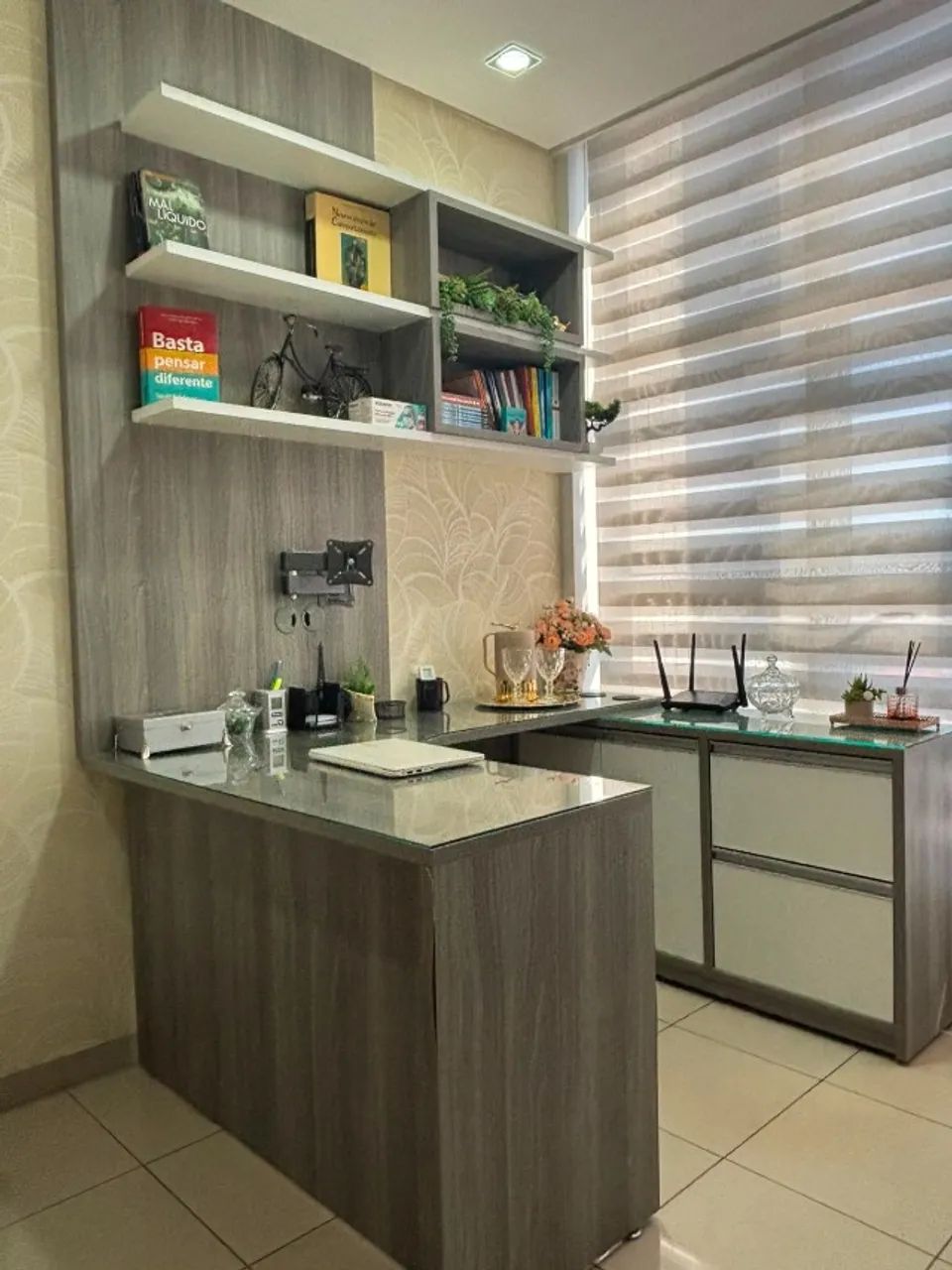 Escrivaninha em L completa com armário e prateleiras - MDF - Palmas