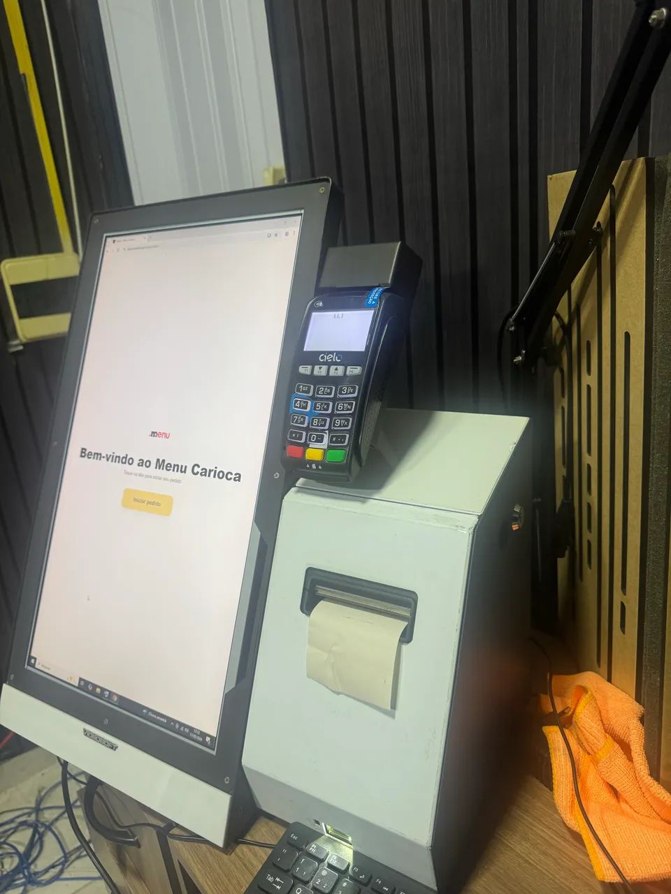 Totem de auto atendimento videosoft com impressora 