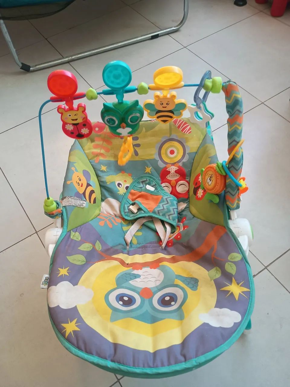 Cadeirinha de balanço vibra e toca