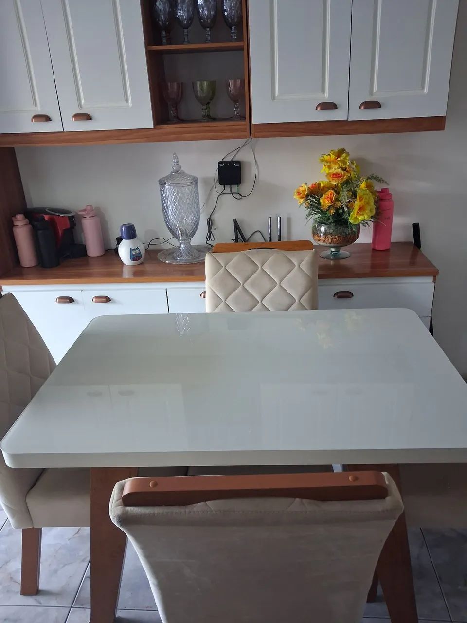Vendo uma mesa 4 cadeira  1,200