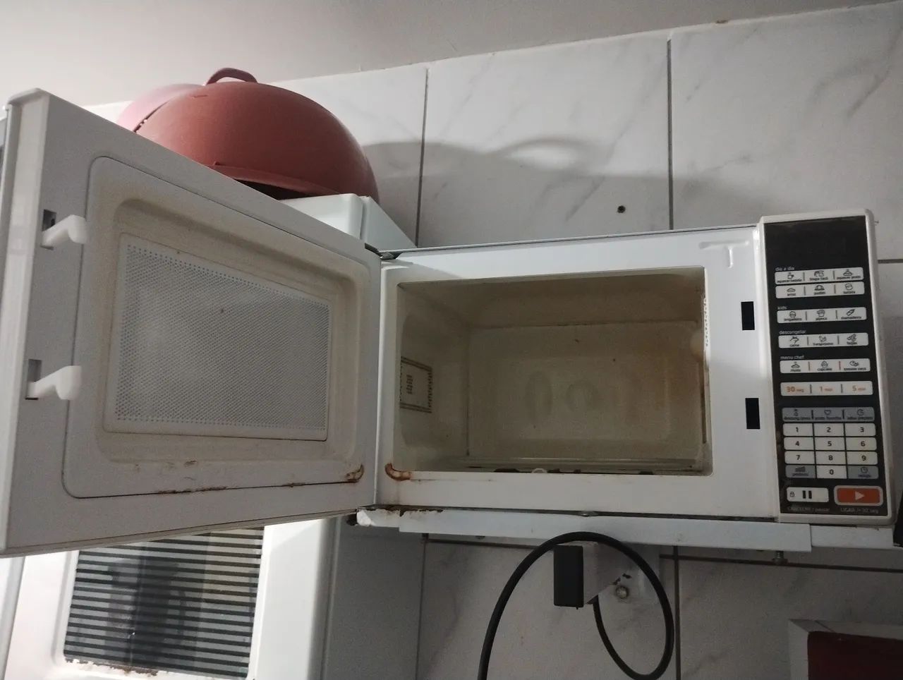 Microondas em perfeito estado de uso e funcionando bem.