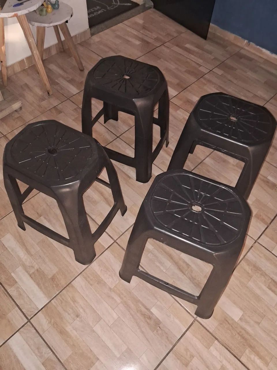Conjunto com 4 banquetas de plastico