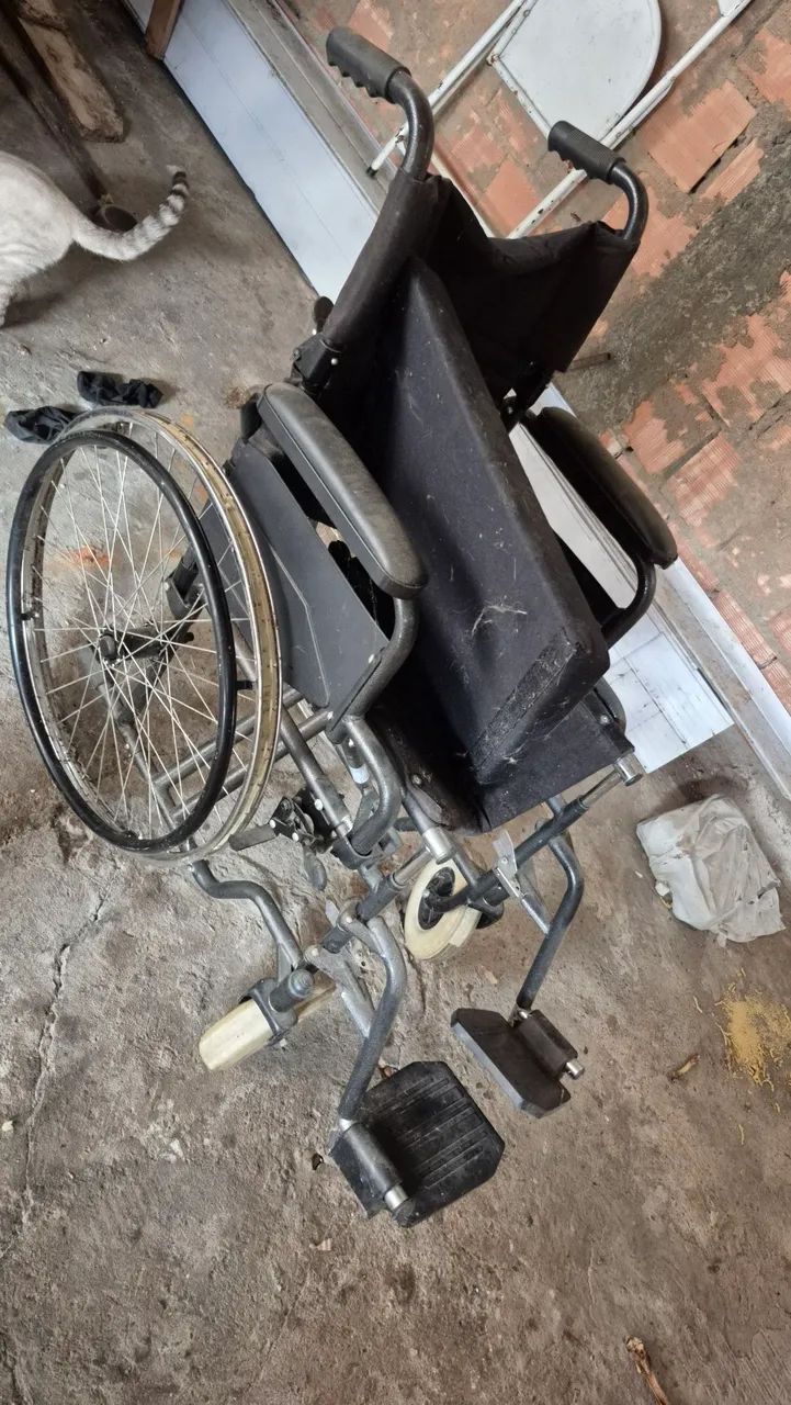 Vendo cadeira de rodas com defeitos - Foto 2