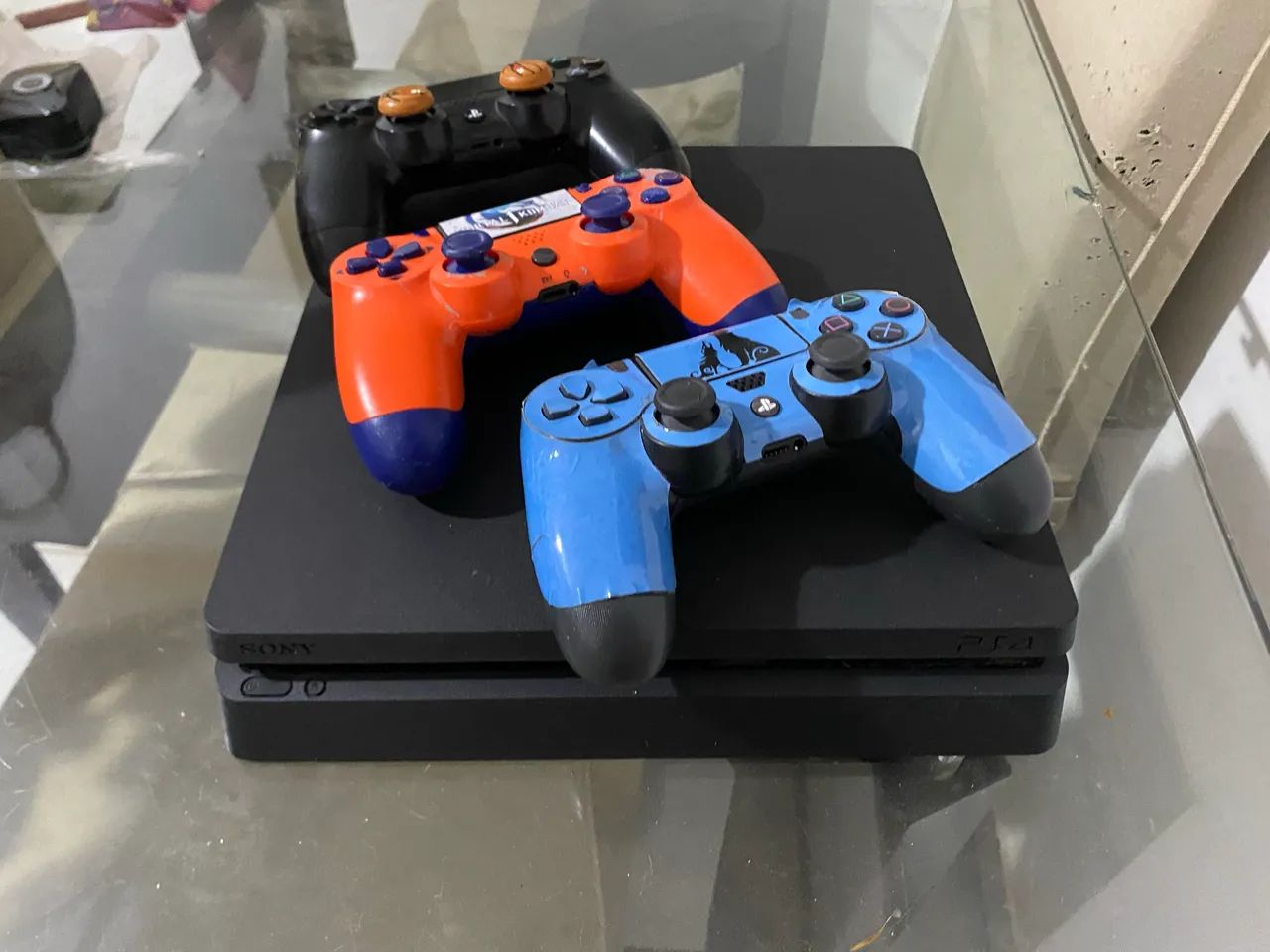 Ps4 slim (1tb), 3 controles, com o fifa 26 midia digital