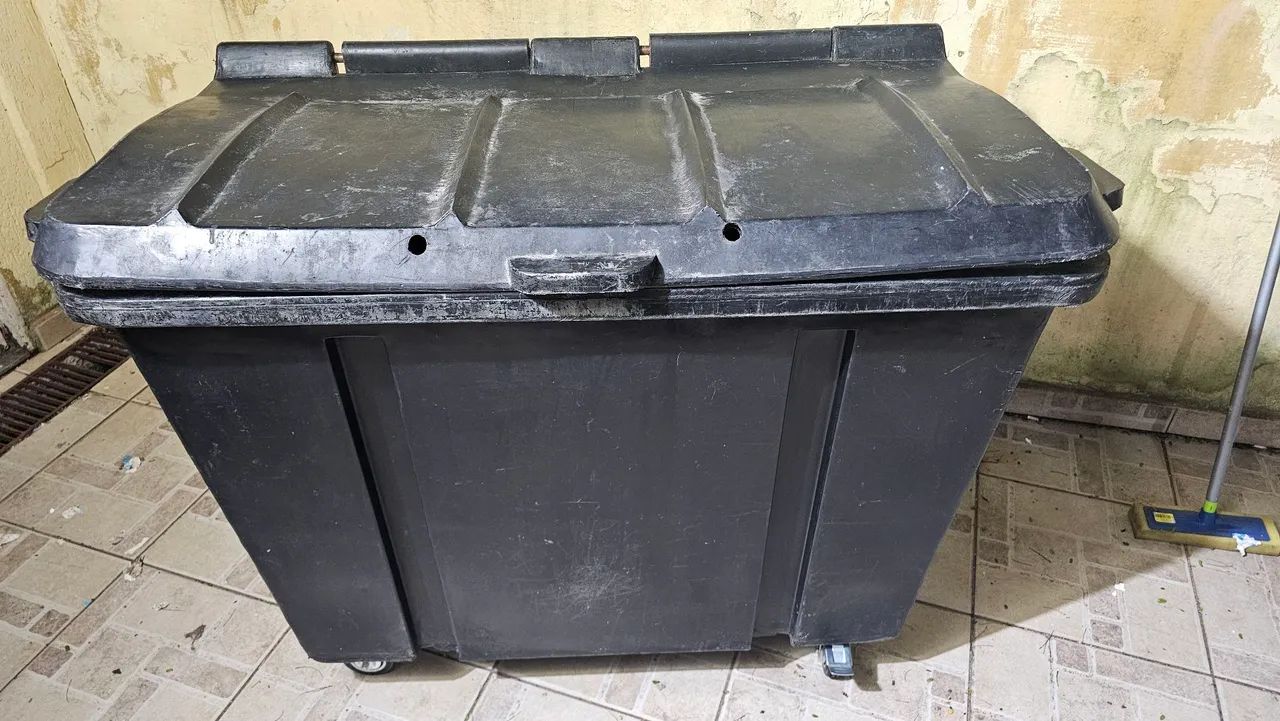 Caçamba de lixo com rodízio