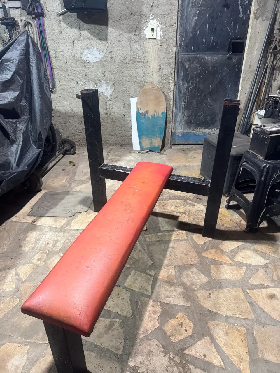 Banco supino reto com suporte para barra