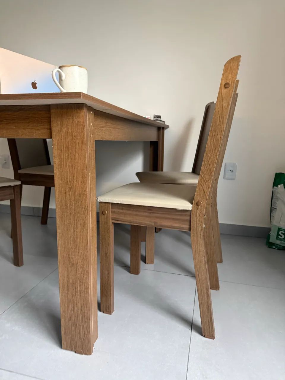 Conjunto mesa de jantar com 4 cadeiras 2 mês uso  - Foto 3