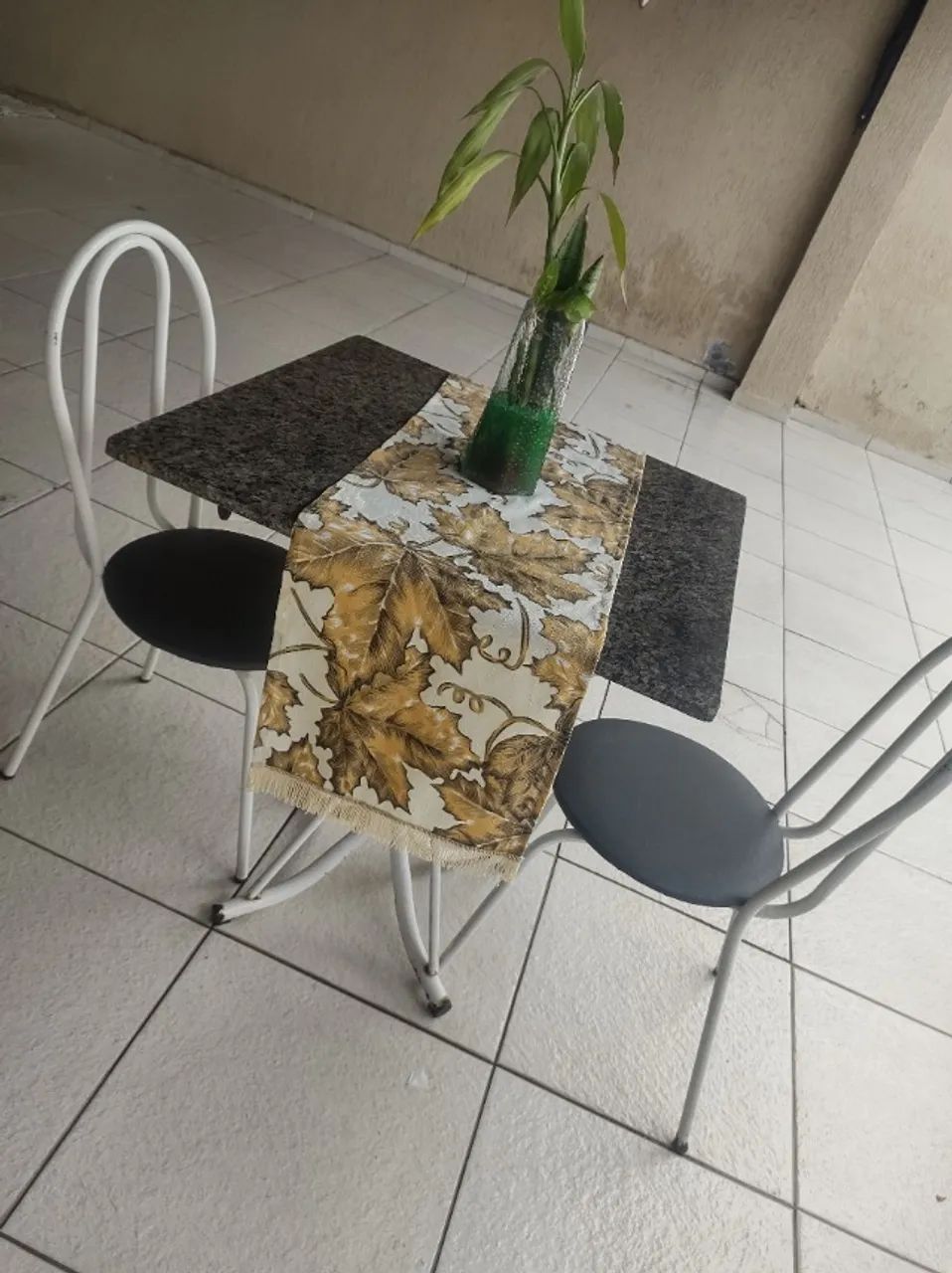 Mesa quadrada tampo de granito 70x70 com 2 cadeiras  - Foto 4